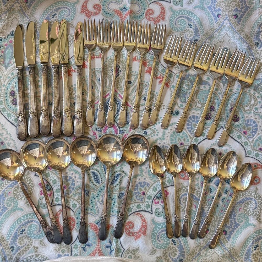 VTG 1847 Rogers Bros Silver-plate Adoration lot of 30 pcs Knives Forks Spoons